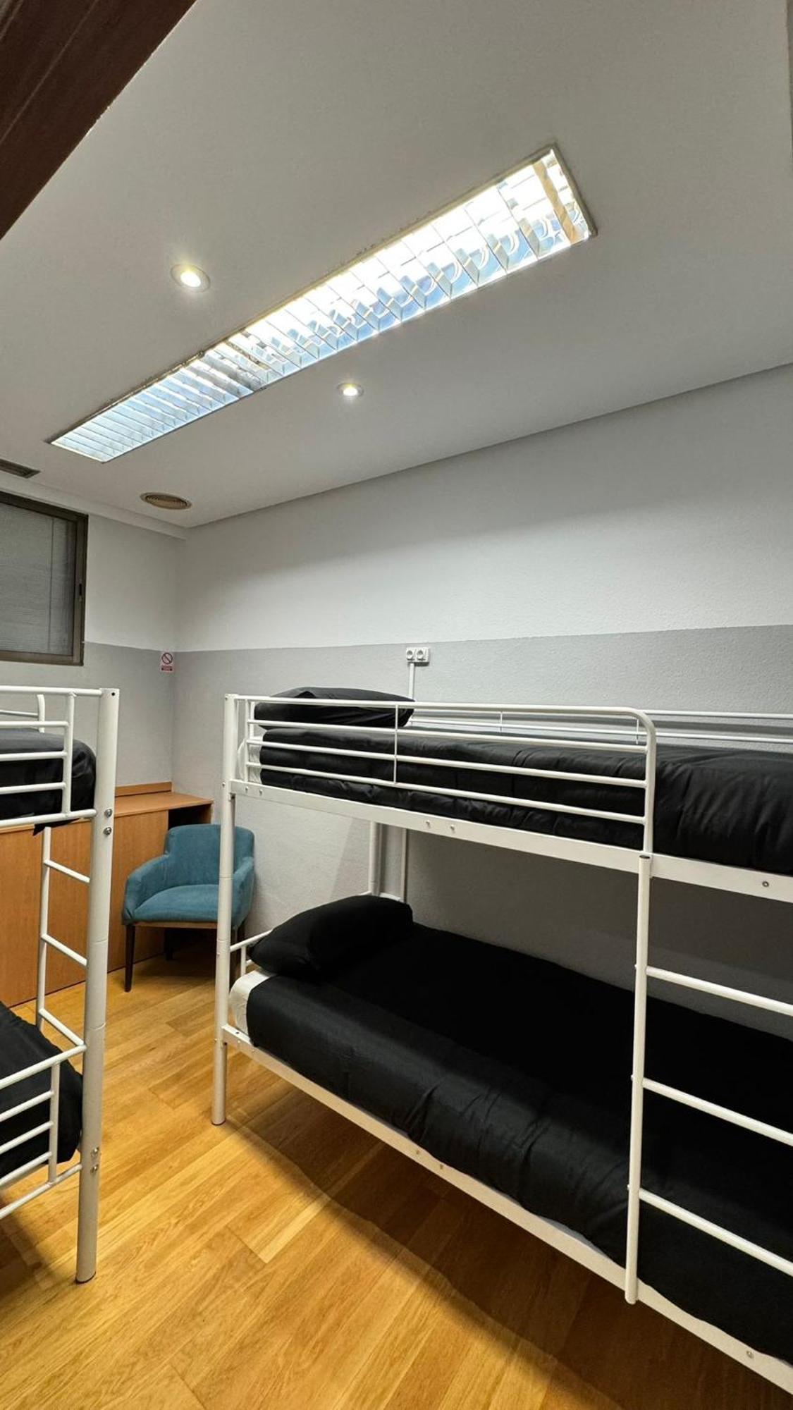 Hostel Puerta Del Angel Madrid Extérieur photo
