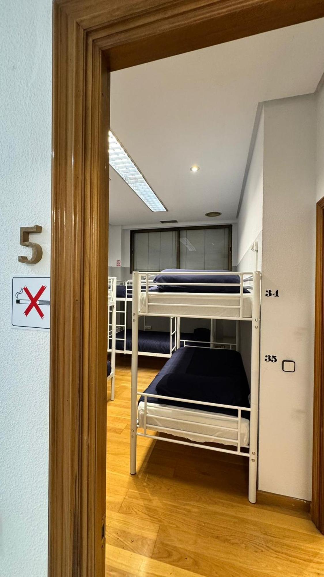Hostel Puerta Del Angel Madrid Extérieur photo