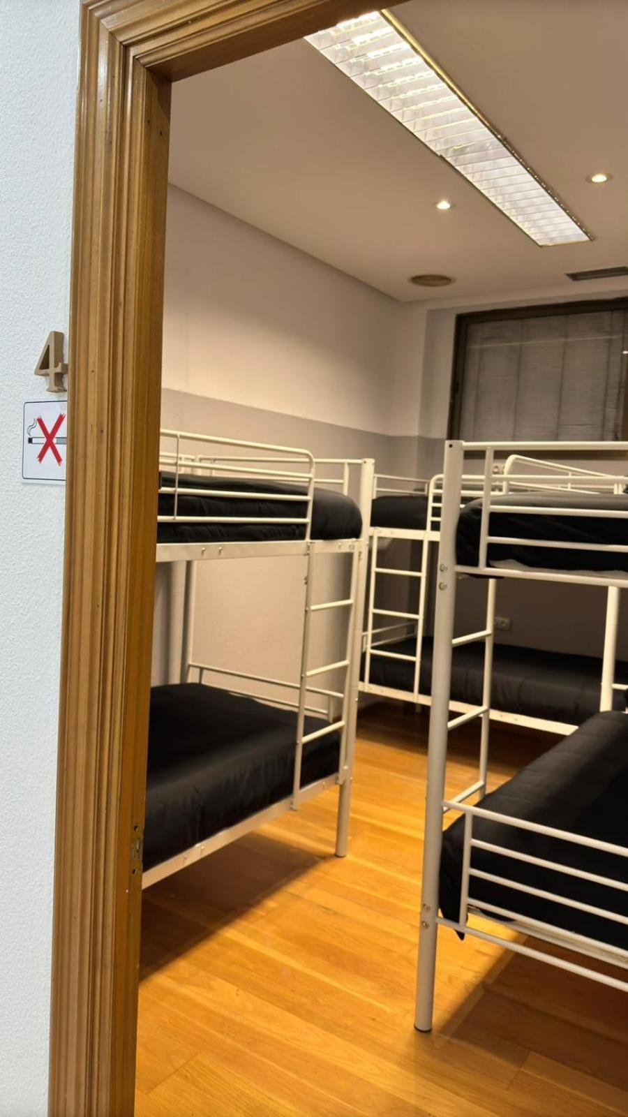 Hostel Puerta Del Angel Madrid Extérieur photo