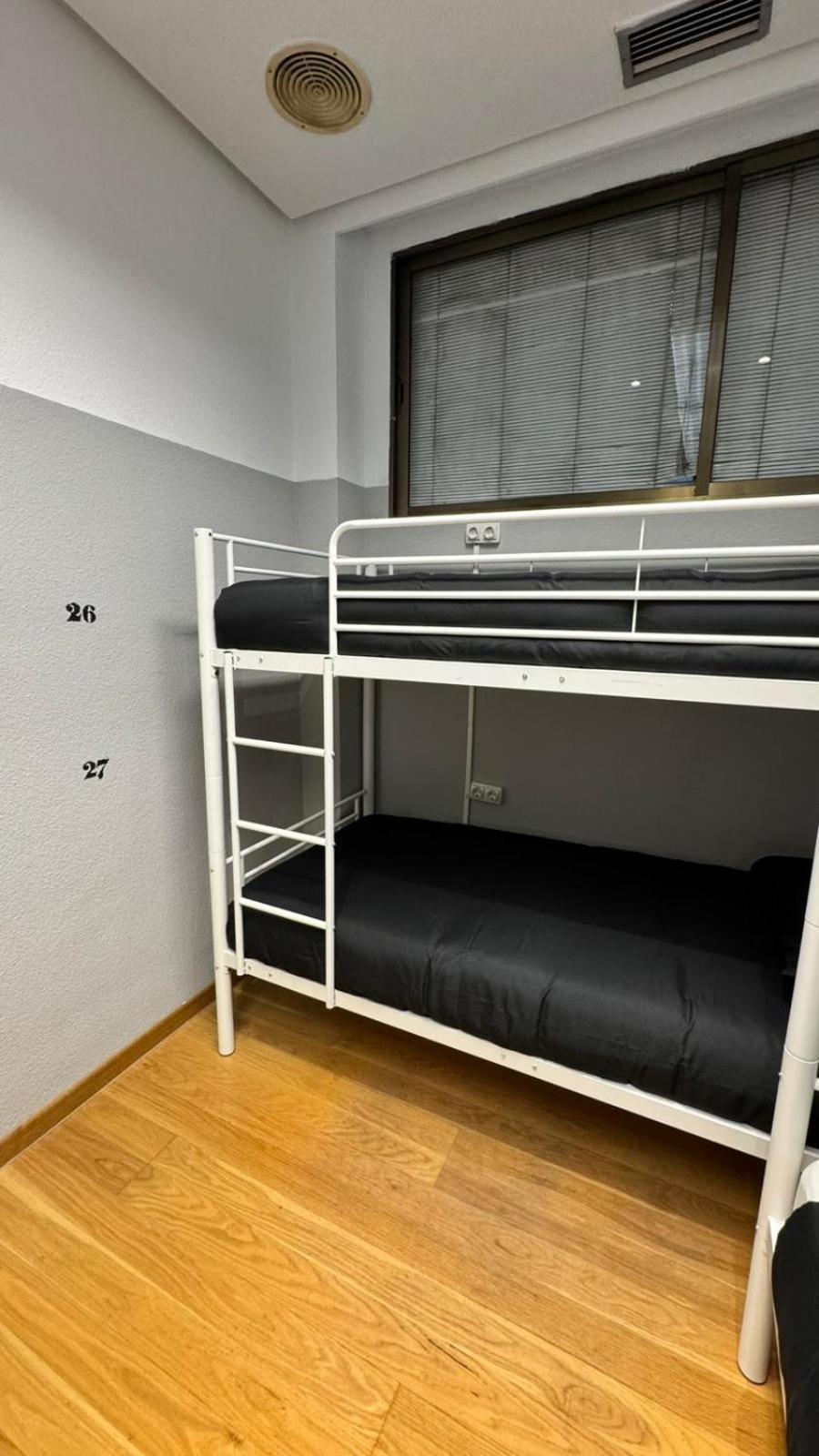 Hostel Puerta Del Angel Madrid Extérieur photo