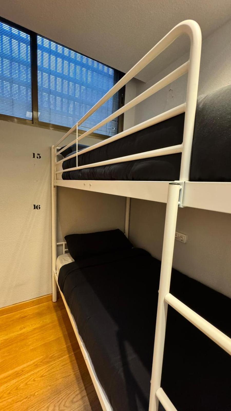 Hostel Puerta Del Angel Madrid Extérieur photo